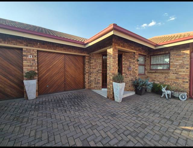 3 BEDROOM TOWNHOUSE FOR SALE IN VANDERBIJLPARK SE 2
